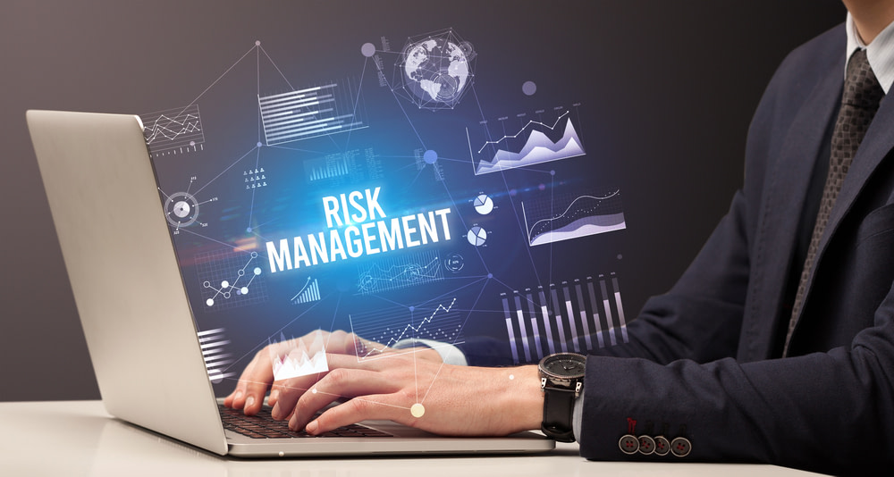 What is the difference between qualitative risk analysis vs quantitative risk analysis?